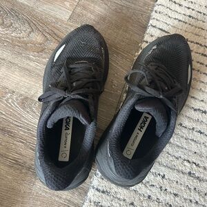 Black Hokas Clifton 9